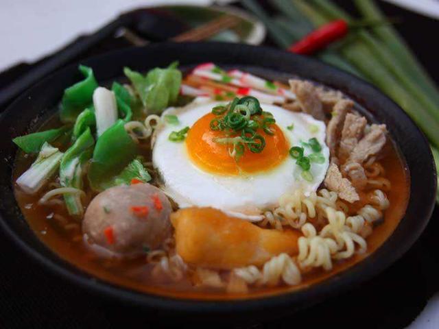 这五种食物晚上再饿也别吃, 最后一种是身材杀手
