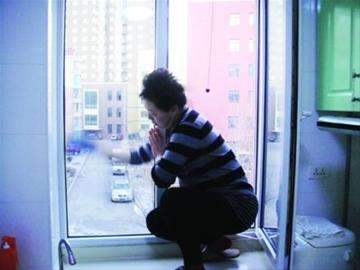 擦玻璃真“费劲”, 邻居阿姨给支招, 水里兑点它, 干净效果好!