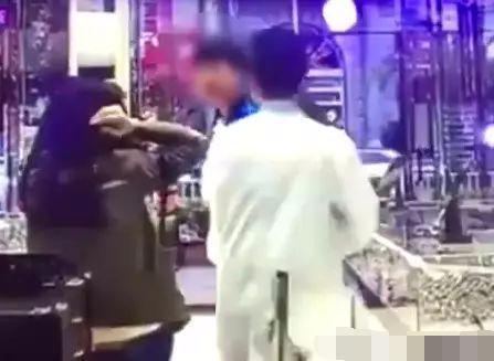 儿子嫌眼镜买的太便宜, 这样对自己的母亲, 旁边的店员都吓懵了