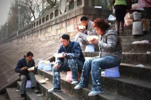 月入上万的建筑工, 从来没尝过大餐的味道, 原因令人心酸