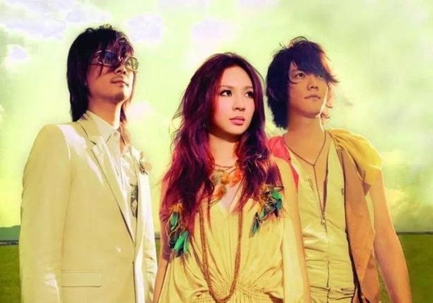 fir重组后首唱《月牙湾》,遭网友吐槽:讲个笑话,飞儿乐队没有飞儿