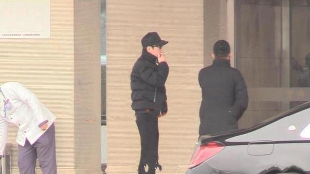 “一家三口”现身机场, 冯绍峰体贴孕妇赵丽颖, 独自在寒风中抽烟