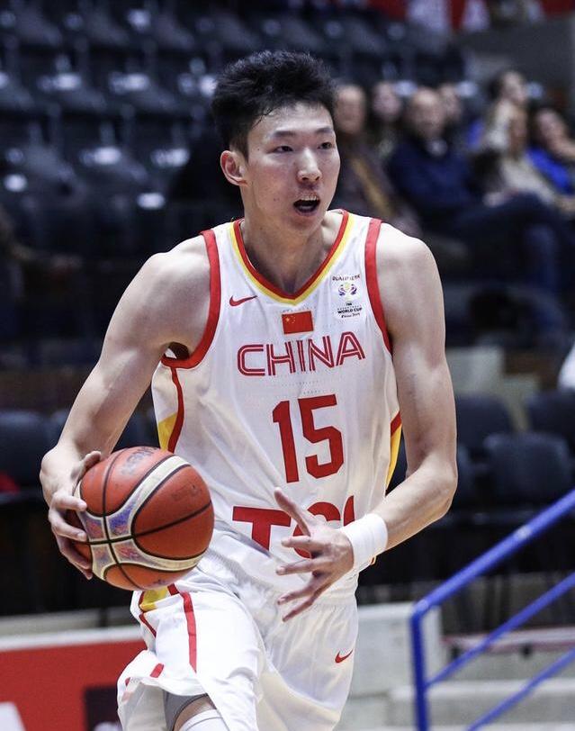 周琦三分9中1后大爆发!砍32 10献逆天隔扣 大魔王助男篮33分大胜