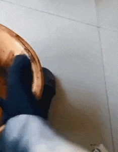 搞笑gif:妹子问我,要单挑还是群殴?