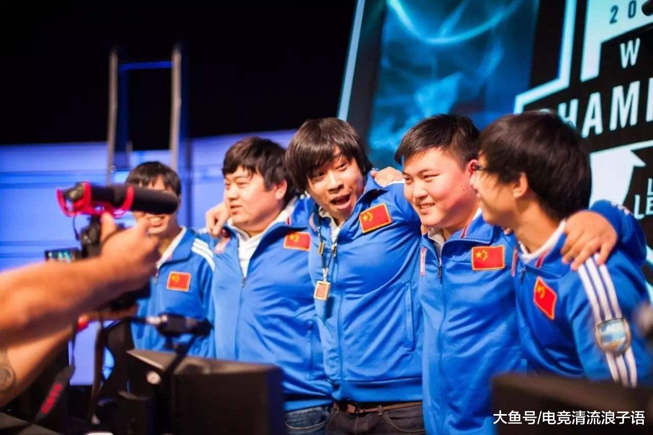 卢本伟皇族比赛录像_卢本伟比赛视频_卢本伟解说比赛照片