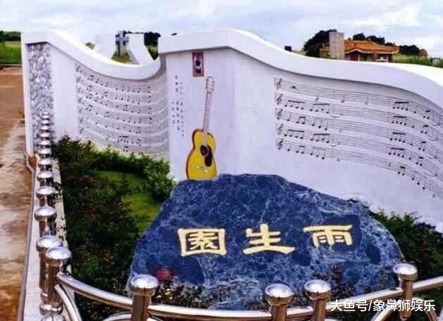 的爸爸也因为胃癌去世了,张妈妈经常一个人到雨生园看望们兄妹二人
