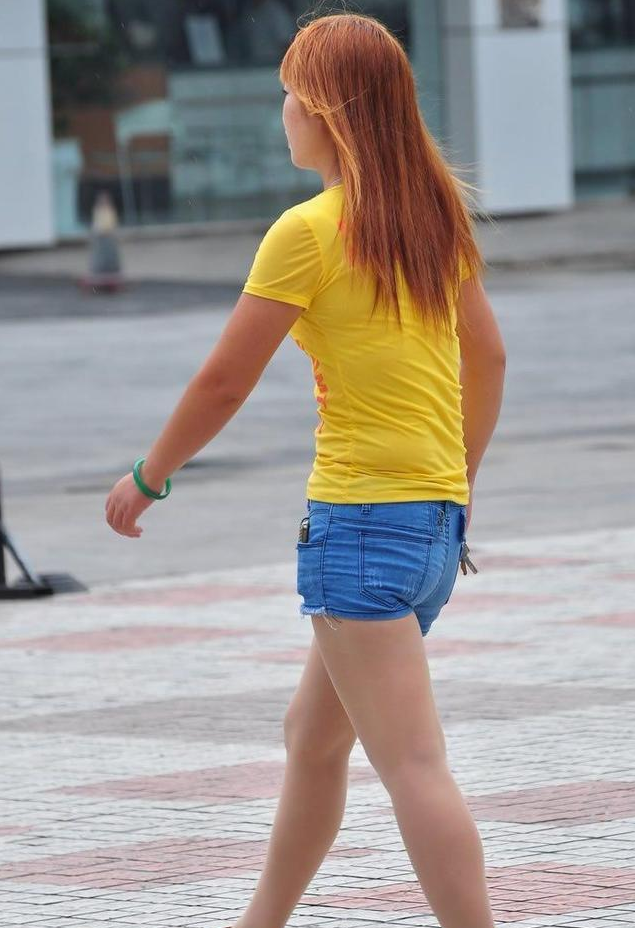街拍: 俏皮可人的美女, 露背装 牛仔热裤, 穿出动人