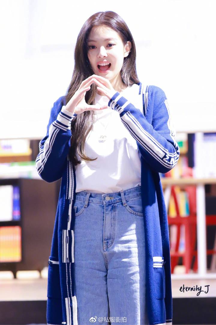 jennie奶茶私服超温柔,表情高冷玩儿换装游戏,猫系少女好软萌