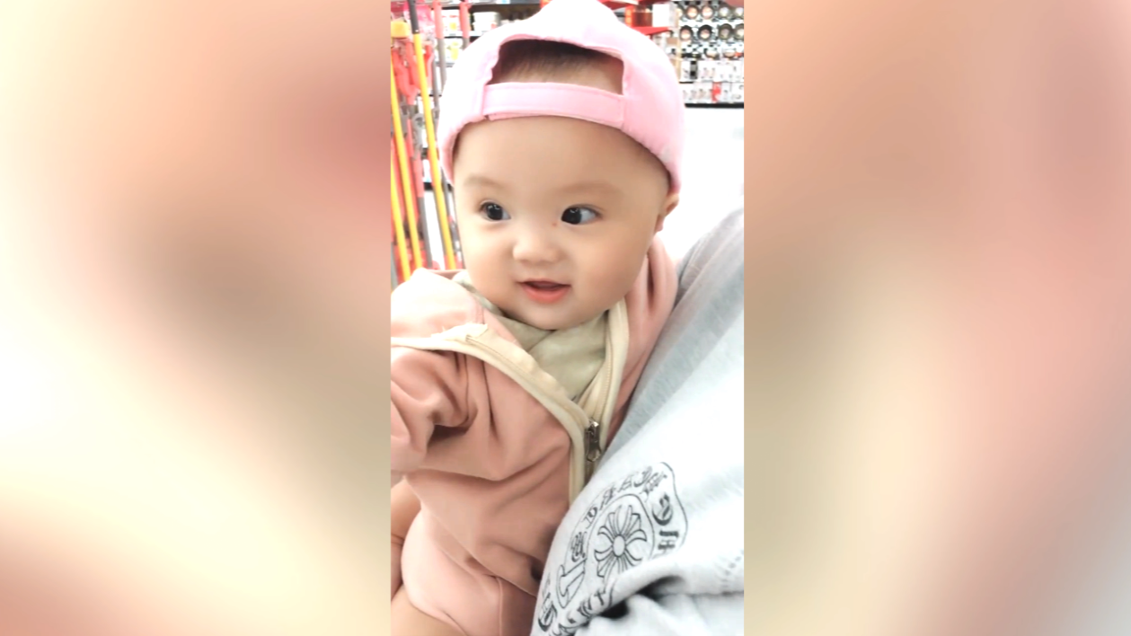 大眼睛萌娃去逛街,被拍到怪不好意思,网友:害羞的样子