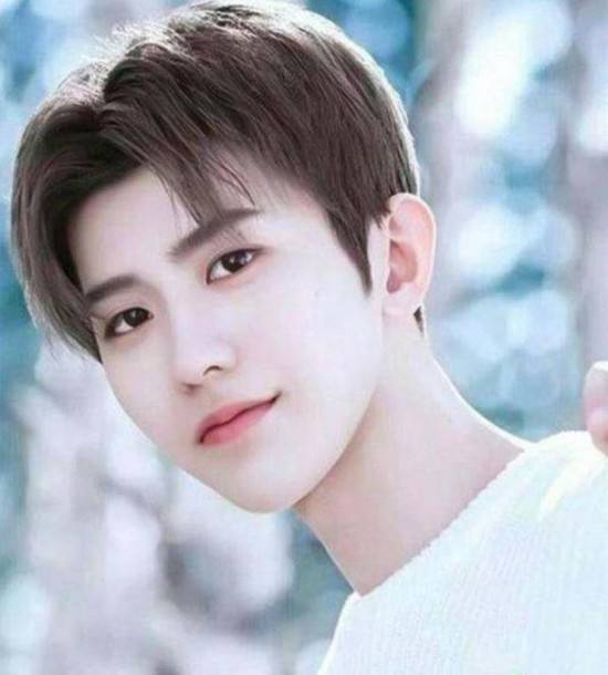 蔡徐坤初中照片曝光,颜值青涩无比依然白净,网友:从小