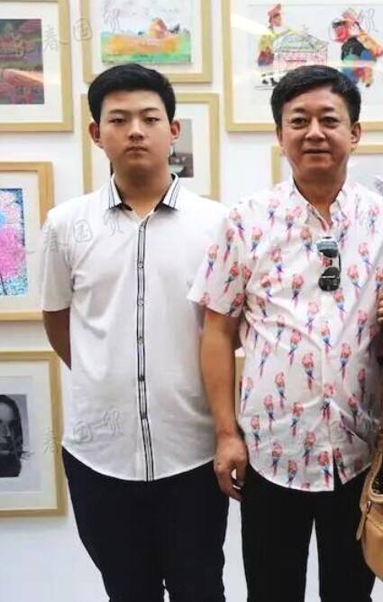 朱军一家三口罕见同框,17岁儿子身高超父亲,妻子谭梅气质出众是公司