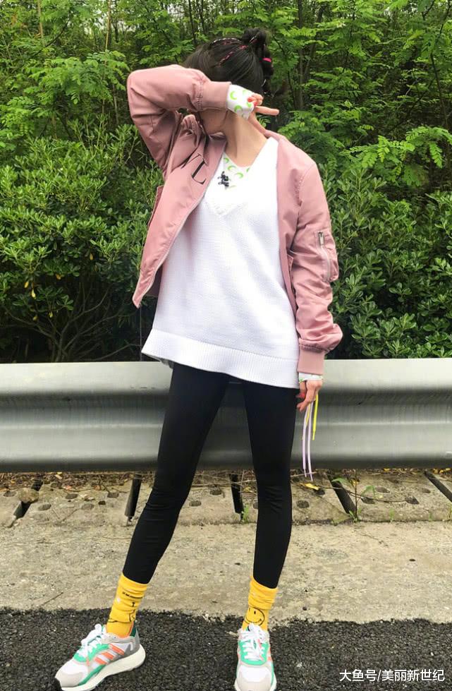 杨幂姐姐又带火一种穿搭:叫堆堆袜"锁"长裤,外露袜子成潮流!