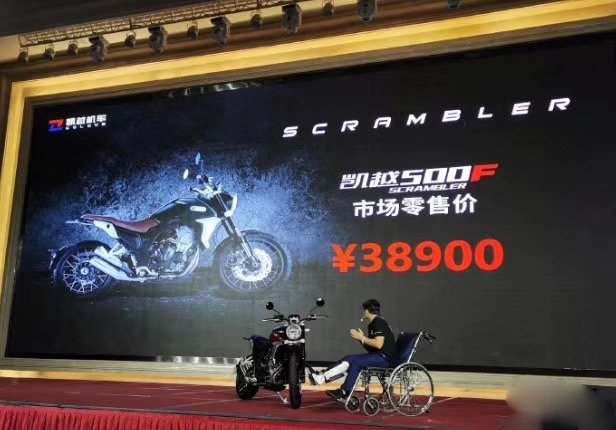 老板亲身说明这辆车的优势。。