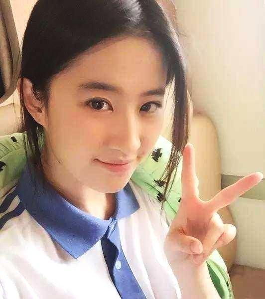 穿校服最美的五大女星: 刘亦菲郑爽上榜, 最后一位最接地气