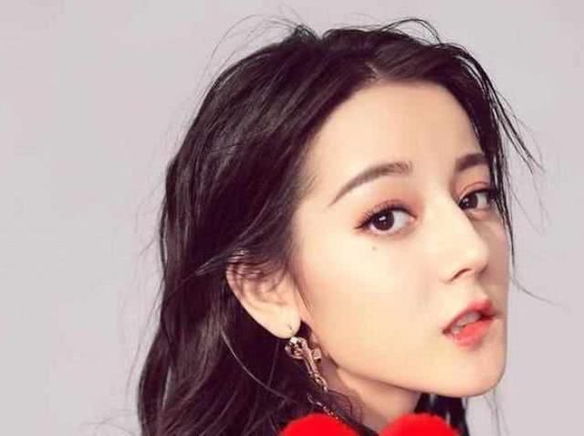 女星咬唇照,网友:迪丽热巴,刘亦菲我都忍了,赵丽颖真的忍不了