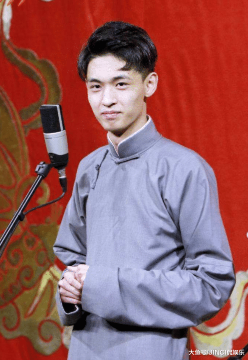 德云社华服:杨鹤通,孙越穿名字叫大褂,另外两人穿只能