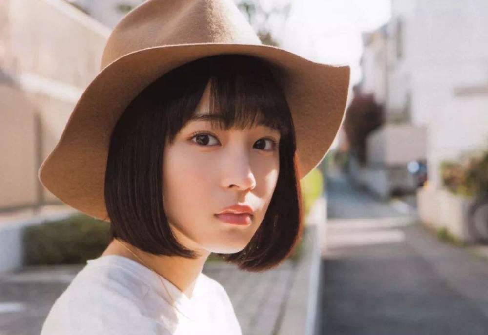 广濑铃的大眼睛高鼻梁,在一众明星中多了一份精致之美,是日本女性心中