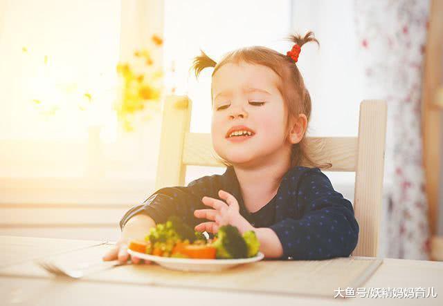 春节吃太多，宝宝积食呕吐怎么办，9大穴位按摩化积止吐