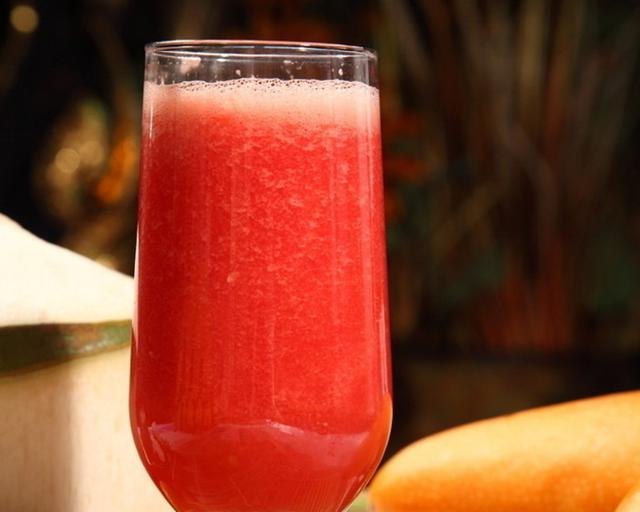 西瓜别再啃着吃,教你用饮料瓶榨西瓜汁,别说!比榨汁机