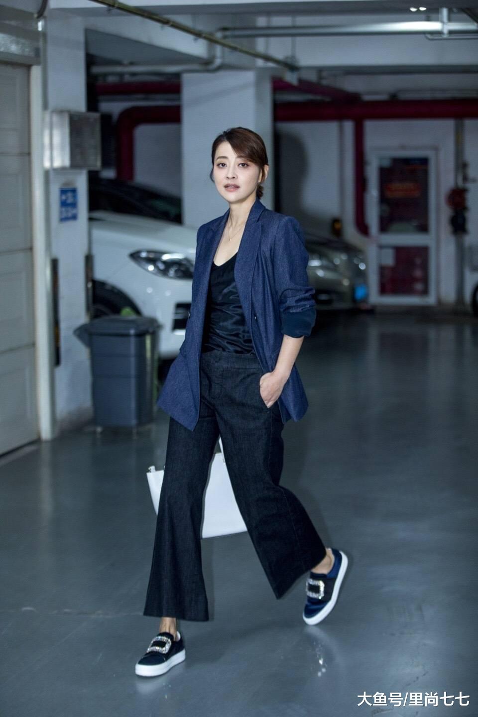 44岁梅婷终于换发型,扎高马尾最少减龄10岁,一身西装美得出众