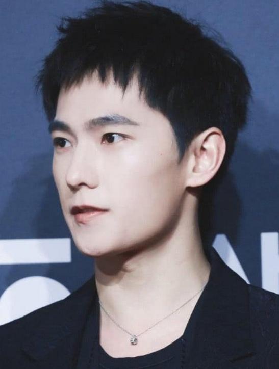 杨洋头发越来越短了, 大冬天拍"水戏", 模样狼狈还不忘粉丝