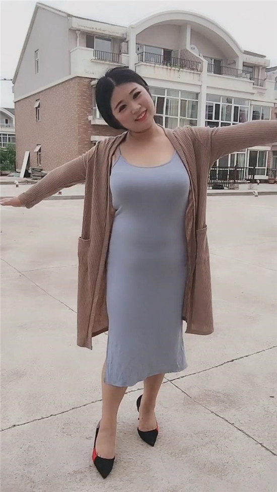 身材微胖的小阿姨,吊带紧身裙的穿搭,性感十足!
