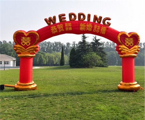 抱起新娘徒步前行,物业道歉只用一袋大米?