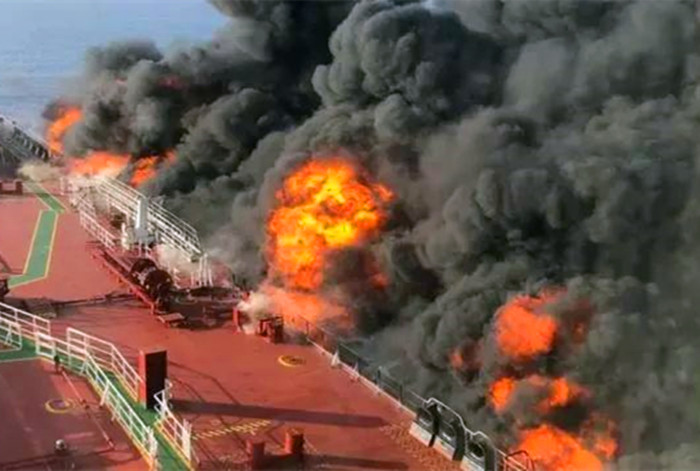 日本油轮在阿曼湾遇袭事件仍然扑