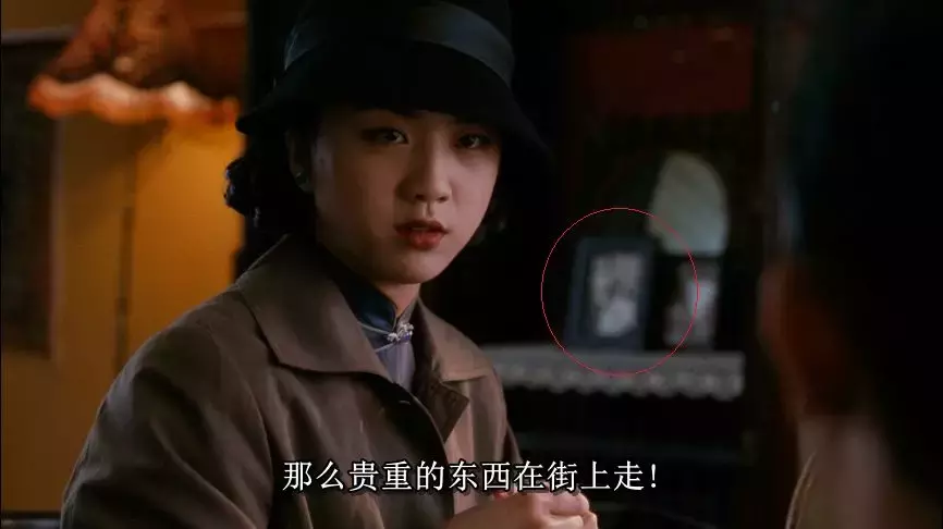 李何在《色戒》里埋藏的雄厚而松散的时候线索