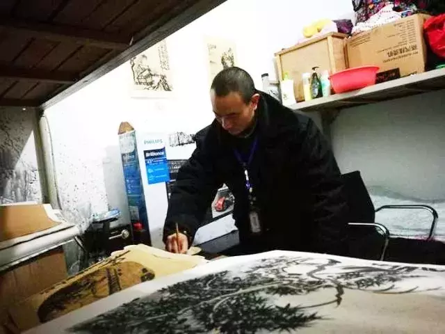 42岁保安也能开画展?背后的她道,胡想照样要有的