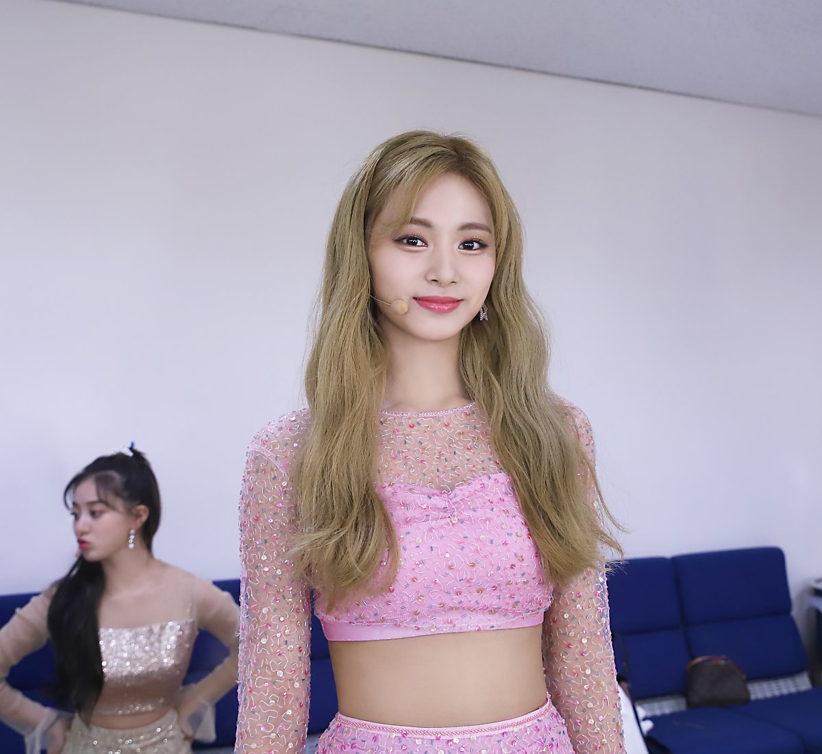 twice人气歌谣录制现场 全队美艳逼人 子瑜娜琏桃粉色抹胸装最抢镜 时尚资讯 娱乐新闻网
