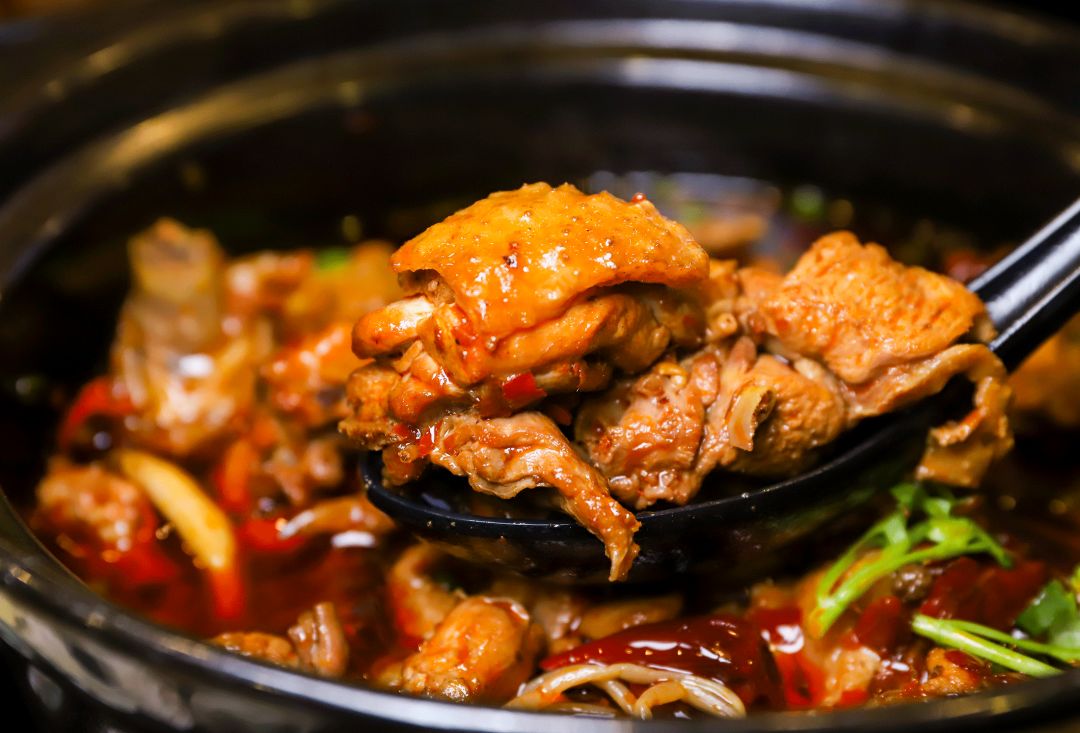 芋儿鸡火锅这样做,味道麻辣鲜香,美味又营养