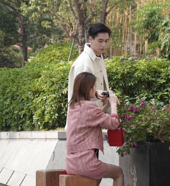 偶遇胡一天和乔欣拍戏,上演最萌身高差,乔欣美腿又白又细