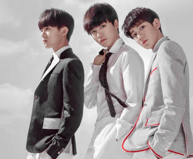 tfboys活动上帅气同框, 三小只集体西装出镜, 坐在一起忍不住热聊