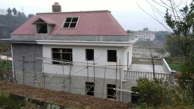 坡屋顶前后都设计了天窗和老虎窗,阁楼层的采光通风问题也得到了解决.