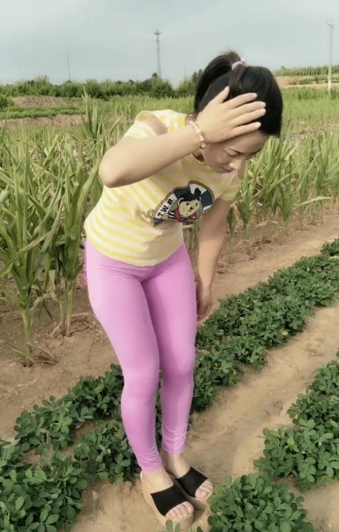 农村菜地里的少妇,这粉色瑜伽裤很适合她!
