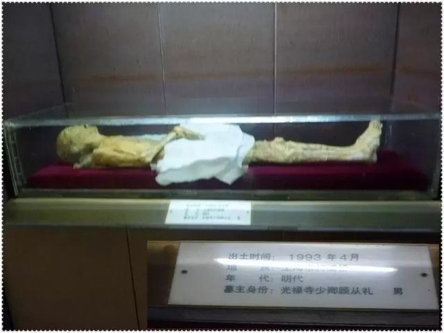 上海出土明代香盒神似啤酒瓶盖,网友:确定没印“再来一瓶”吗?