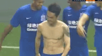 白斩鸡？申花球员进球后露出八块