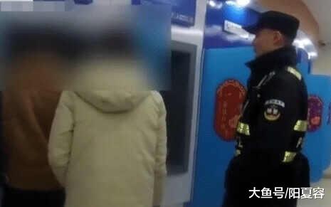 女子离婚后获赔偿 报警请求协助存款 女子 钱多 我害怕 生活资讯 游戏新闻