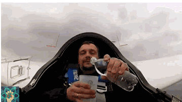 搞笑gif:·兄嘚,潜水就好好潜水,把那个弄在蚌里不太好吧?