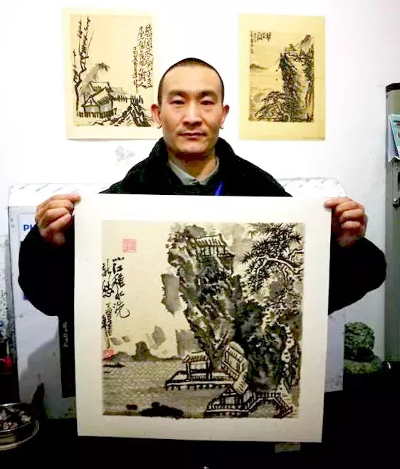 42岁保安也能开画展?背后的她道,胡想照样要有的