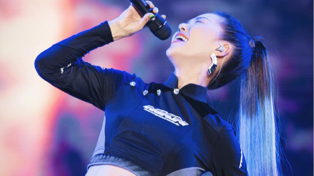 谭维维一个不靠颜值，靠实力征服观众的歌手，扎着彩色马尾辫，更加迷人！