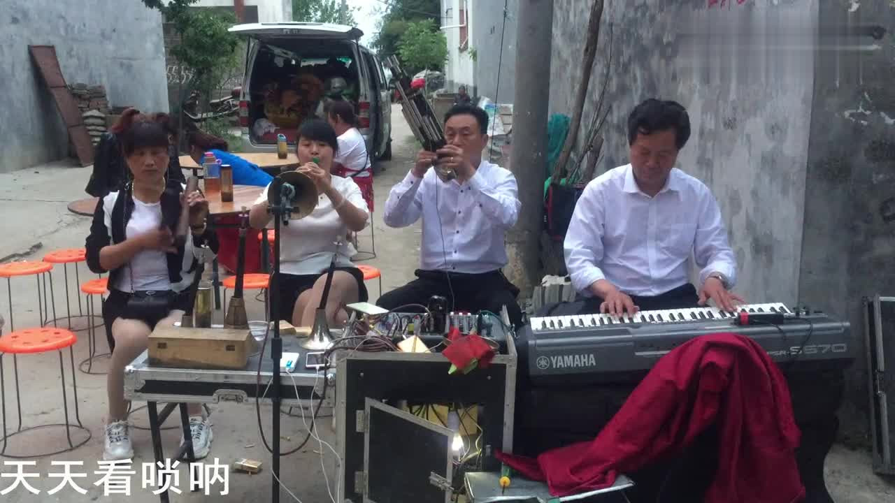 唢呐吹奏传统接客调,电子琴与笙,团队配合的非常默契