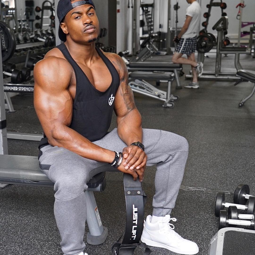 男人的力量标杆就是手臂二头肌,五个动作燃爆你的二头