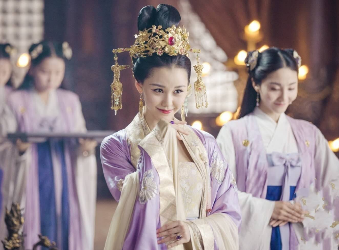 与《怒晴湘西》相比,阿丽亚在《扶摇》中的造型非常美艳,给观众也留下