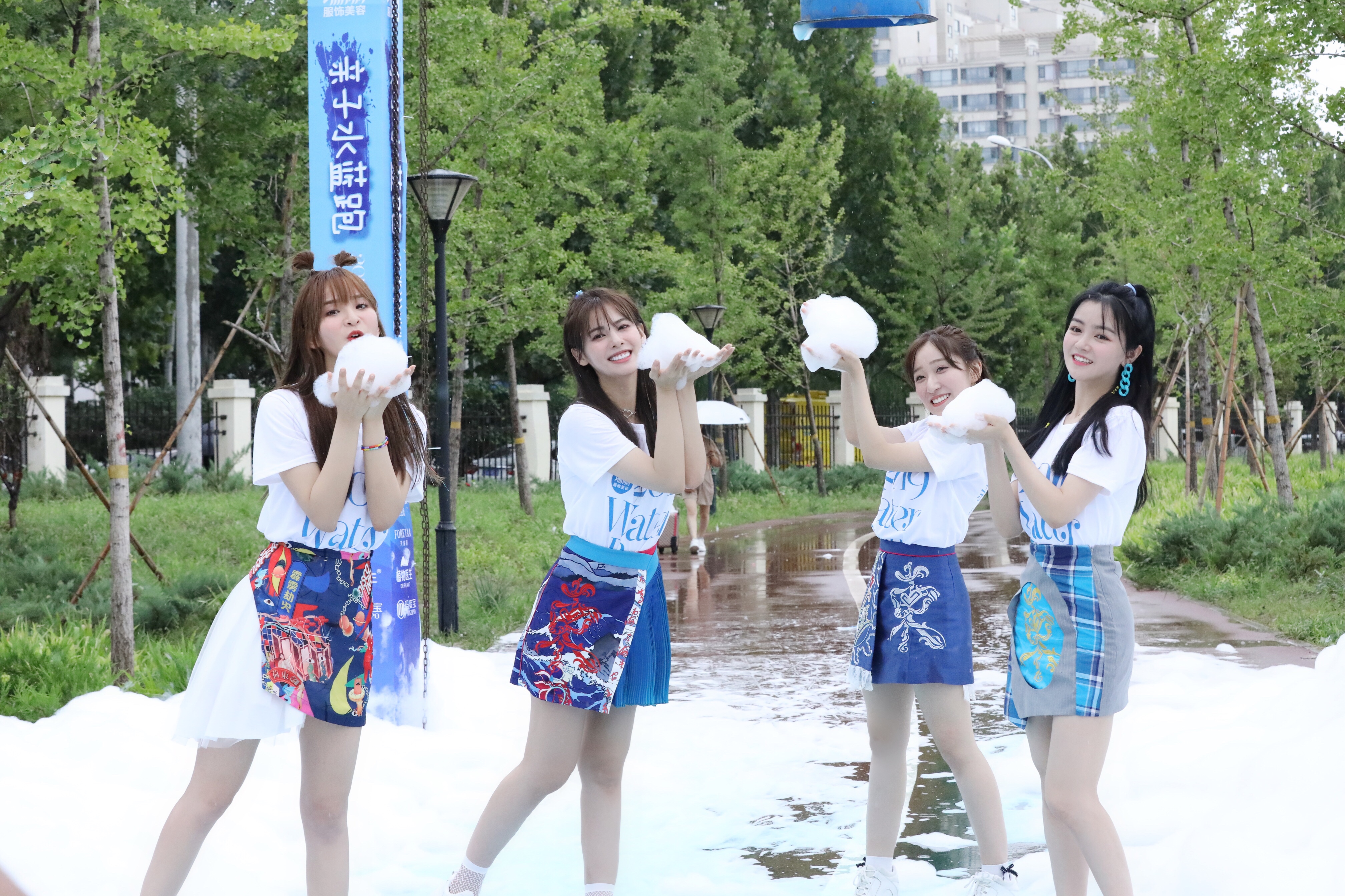 东方少女组合亮相瑞丽水蓝跑无惧风雨青春开跑