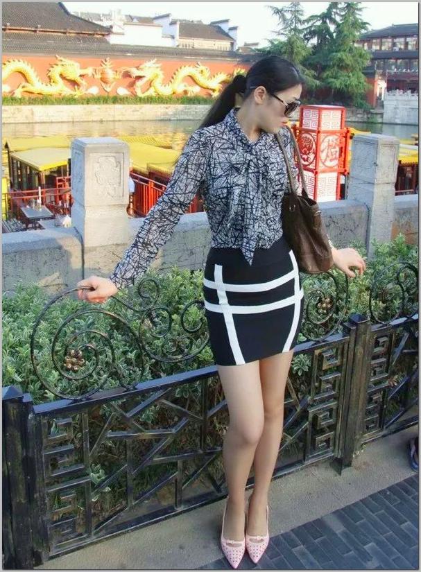 街拍:辣妈身穿经典黑白套装, 优雅诠释极简魅力_安徽