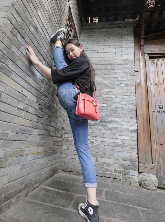 街拍: 清秀的牛仔裤小姐姐, 霸气一字马, 性感撩人!