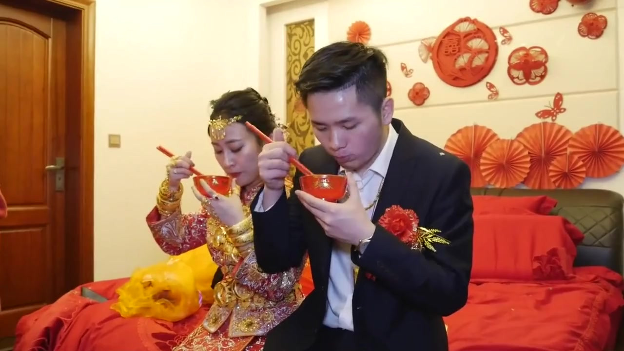 福建一小伙结婚，婚礼规矩有点多，新娘的手镯太耀眼了