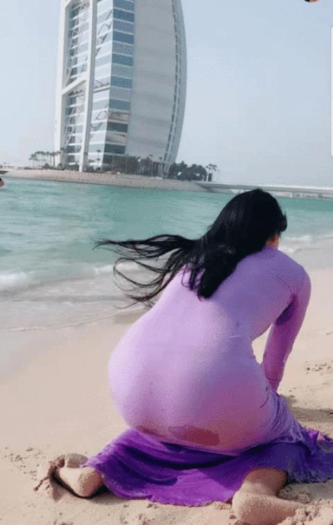抖音"沙滩美女"火了, 在海边玩沙子, 裙子薄如蝉翼, 网友: 真美